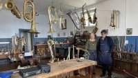  Caroline Soula et Martial Maigret ont ouvert "Chez l'Facteur", un atelier de réparation et manufacture d'instruments à vent, cuivres et bois. Photo DDM, P.L. 
