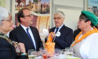 François Hollande intronisé à la Confrérie du melon de Lectoure lors des marchés flottants du Sud-Ouest