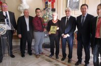 Émilie Muñoz-Dennig, maire de Fleurance reçoit le trophée de la ville préférée des internautes gersois 