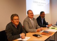Lors de cette assemblée, Jean-Louis Castell, président de la CCLG, et son vice-président, Denis Castagnet, ont présenté les orientations budgétaires./ Photo DDM Florent Carly.